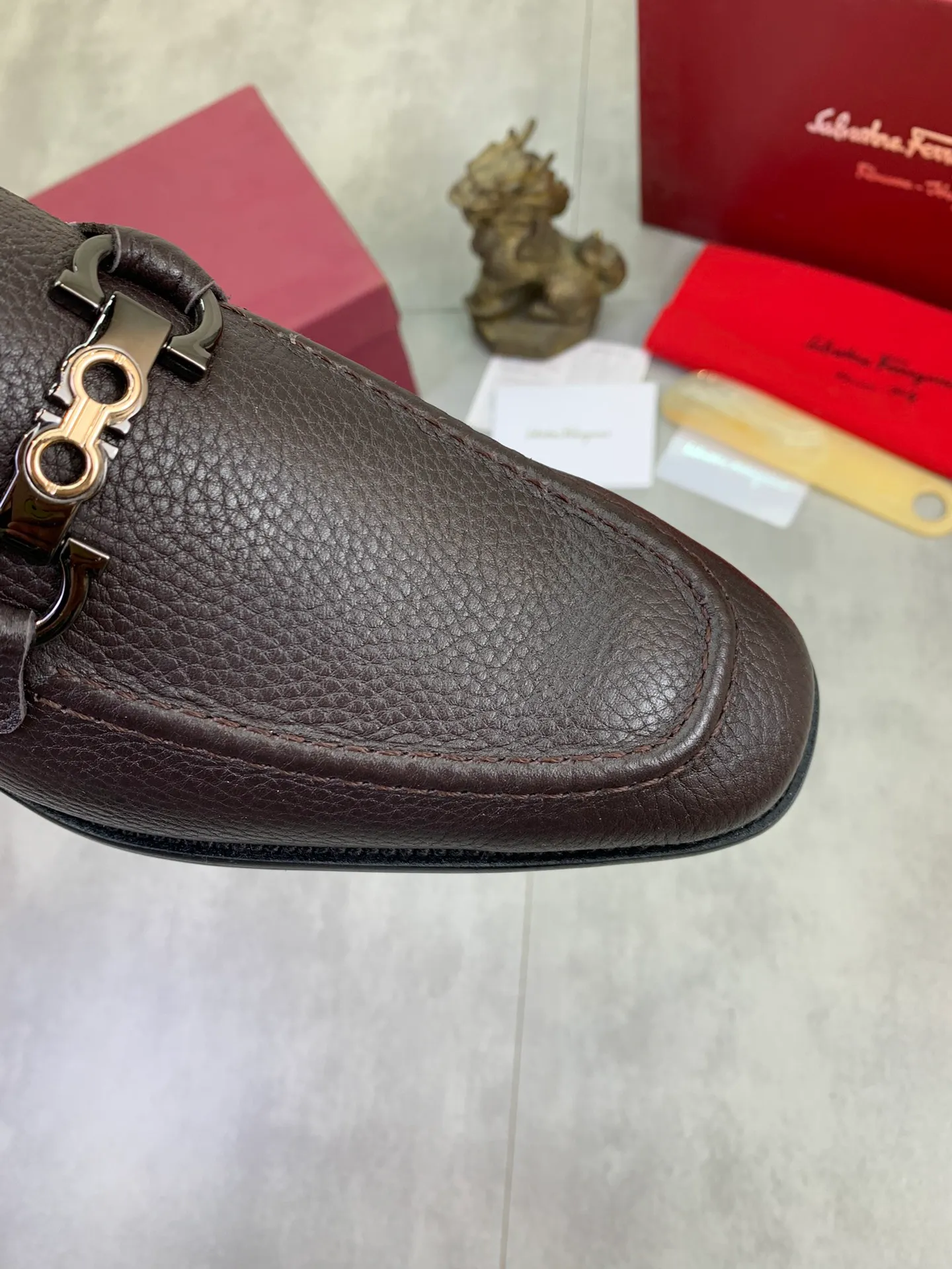 Men's Men's Shoes 💰P460💰[New Style] Water-dyed Niuli 🆘[Salvatore Ferragamo] Ferragamo's latest casual business leather shoes for men! Available at counters simultaneously! The fabric is made of specially imported original pebbled calfskin, and the lining is made of imported water-dyed cowhide. It is absolutely luxurious and leads the fashion trend. Matching code: 38-47 black and brown optional